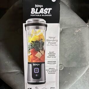 Ninja Blast Portable Blender with Black and White Design